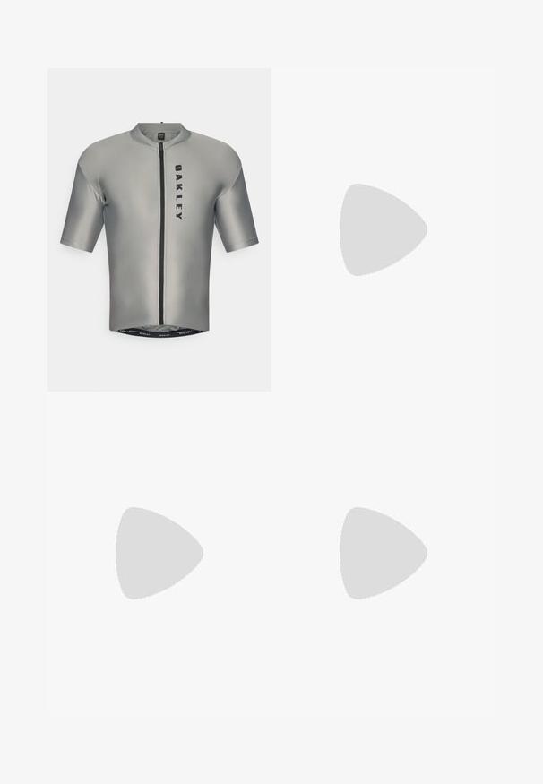 Rövid ujjú kerékpáros mez sima szürke anyagból, elöl zipzárral, fekete "OAKLEY" logóval és testhezálló kialakítással.; Fekete kerékpáros bibnadrág hálós felsőrésszel és párnázott üléssel. Szoros illeszkedés, lapos varrások és logó az alsó lábszáron.; Fehér kerékpáros cipő három tépőzárral, perforált kialakítással a szellőzés érdekében, fekete részletekkel és karcsú, ívelt formával.; Fekete keretes sport napszemüveg, nagy, lila és zöld árnyalatú, gradiens lencsével, szögletes formatervezési kiemelésekkel és logó részletekkel.