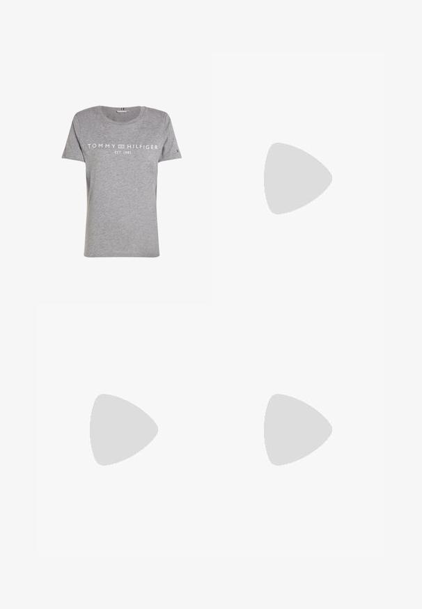 Grå bomulls t-skjorte med korte ermer, rund hals, med "TOMMY HILFIGER EST. 1985" logo i hvitt over brystet.; Jeans i lys til middels blå gradient. Har en rett benkutt, fem lommer og sydd detaljer langs sømmene.; Sorte lerrets høy-top sneakers med hvite gummisulinger og snørebånd. Har et rundt logo på siden og kontrasterende hvite sting.; Svart stoff håndveske med to frontlommer med sløyfe detaljer, doble håndtak og glidelås. Myk tekstur og rektangulær form.