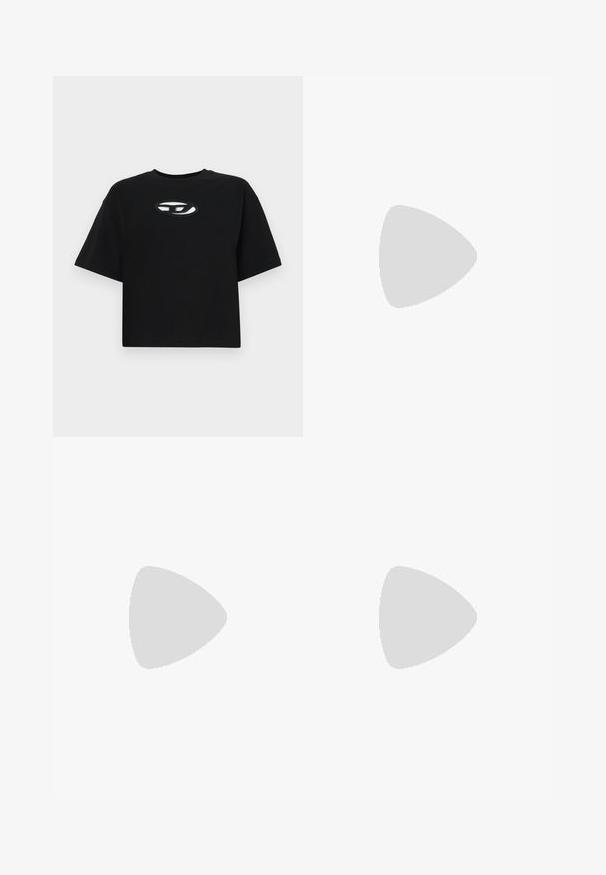 Zwarte katoenen t-shirt met een cropped ontwerp, korte mouwen en een ronde halslijn. Heeft een contrasterend ovaal logo op de borst.; Grijze, brede denimbroek met een glanzende textuur, voorzakken en een decoratieve vlinderprint aan de zijkant. Er zijn versleten details aanwezig.; Zilveren slingback hoge hak schoen met een spitse neus, metalen afwerking, twee decoratieve banden en een slanke hak met een zwarte punt.; Zwarte leren handtas met een gebogen vorm, afneembare schouderband en gouden hardware. De tas heeft een klep met een gespsluiting.