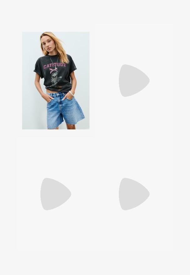 Svart grafisk t-shirt med en katt som har en rosa bandana och texten "CATTITUDE", i kombination med ljusblå denimshorts och ett armband med silverstjärnor.; Jeansshorts i medelblå färg, med en klassisk femfickorsdesign, knappstängning och rak benstil. Lätt blekt struktur över hela.; Vit sportig sko med gröna detaljer, texturerat läder och mocka, perforerade detaljer, vadderad krage och gummisula. Modellnummer 550.; Vit läderhandväska med en rynkad handtagsdetalj, båge på framsidan och en blomsteraccent fäst. Slät textur och rektangulär form.