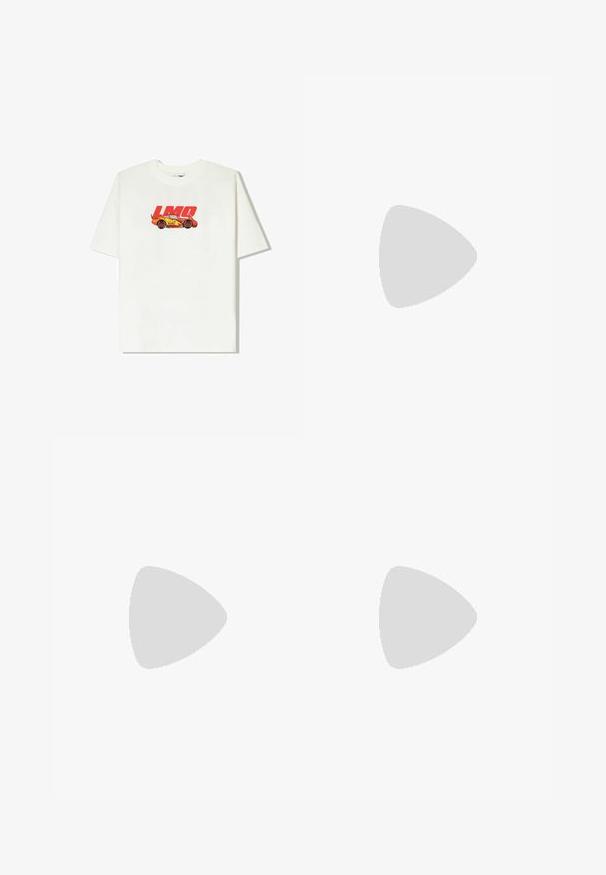 T-shirt en coton blanc avec un graphique de voiture rouge et jaune portant le texte "LMQ 95". Manches courtes, coupe décontractée, col rond.; Jeans en denim bleu clair présentant une zone déchirée sur le côté gauche, des accessoires en métal argenté et un design classique à cinq poches.; Pomp en cuir verni rouge avec un bout pointu et un talon aiguille élégant, présentant un design découpé sur les côtés.; Sac à main en cuir noir de forme arrondie, avec deux poignées supérieures et une bandoulière amovible. Présente des accessoires en métal doré et des accents de logo.; Montre numérique dorée avec un cadran rectangulaire, écran LCD, bracelet en acier inoxydable et boutons sur le côté. Présente un label résistant à l'eau.