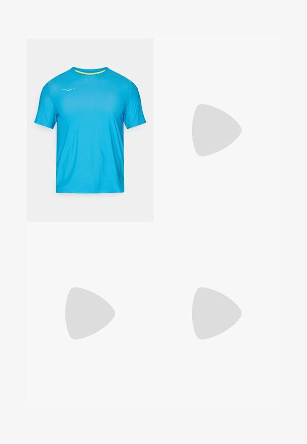Tricou athletic de culoare albastru deschis, cu mânecă scurtă, fabricat din material sintetic respirabil, având un decolteu rotund și un mic logo alb pe piept.; Pantaloni scurți sport negri, dintr-un material ușor, cu un talie elastică și un mic logo albastru în colțul din stânga jos.; Cămașă sportivă albă cu un upper texturat, șireturi și talpă cusută, asortată cu șosete albe până la glezne, pe un fundal de asfalt gri.; Ochelari de soare cu cadru alb, accente gri și lentile curbate albastre. Design sportiv, formă envolvitoare și pernițe de nas ajustabile.