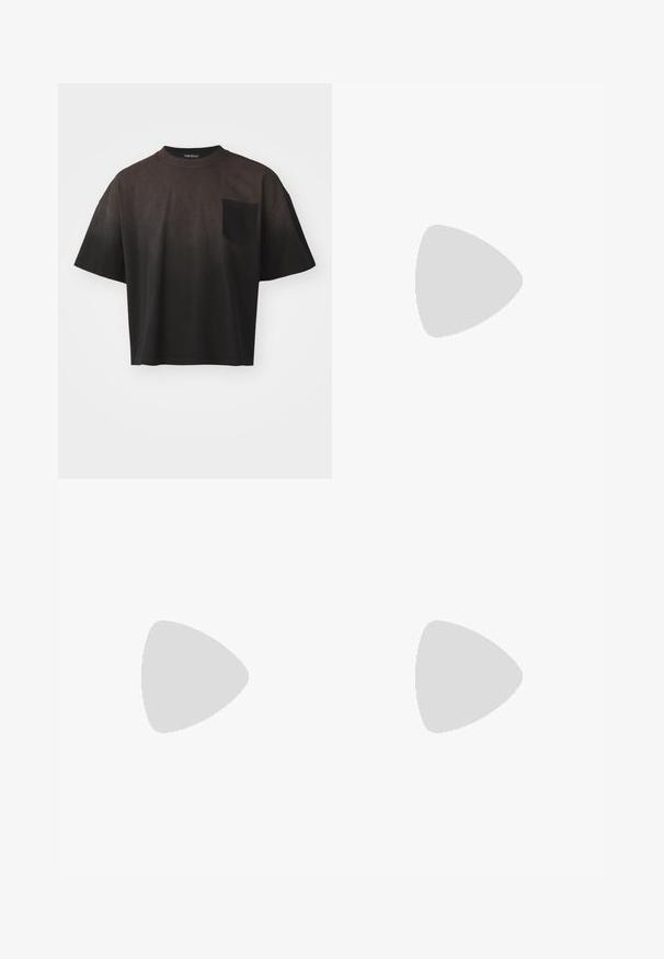 T-shirt de algodão preto com um corte relaxado, mangas curtas, gola redonda e um bolso no peito esquerdo. Apresenta uma textura gradiente que vai do preto escuro ao preto mais claro.; Calças de perna larga com padrão de camuflagem pixelada em verde e castanho, fecho de botão e cordões nas bainhas.; Sapatilha atlética preta com parte superior em malha e sintético, superfície texturizada, design com atacadores e sola de borracha padronizada para melhor tração.; Pochete cinza em camurça com forma arredondada, dois compartimentos com fecho éclair e alça ajustável. Apresenta detalhes em metal.