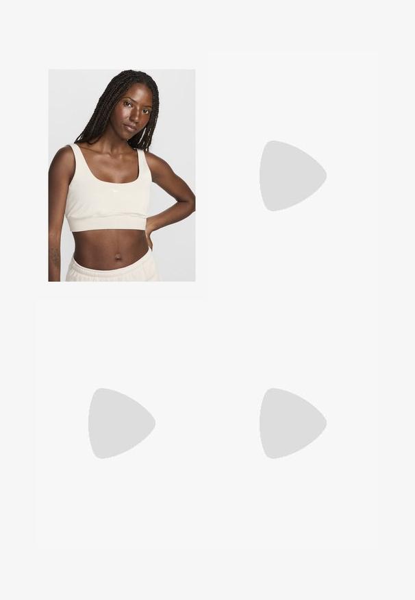 Sutien sport de culoare bej deschis, cu un decolteu pătrat, dintr-un material moale și cu logo-ul Nike în alb. Tăiat deasupra taliei, lăsând la vedere abdomenul.; Pantaloni scurți atletici bleumarin cu talie elastică, două buzunare laterale și un mic logo pe partea dreaptă jos. Textură netedă și croială lejeră.; Pantofi sport eleganți, în galben deschis și alb, cu materiale din plasă și sintetice, o formă rotunjită și tălpi texturate.; Ochelari dreptunghiulari negri cu lentile clare. Finisaj lucios, brațe înguste și nuanță purpurie vizibilă la marginea lentilelor.