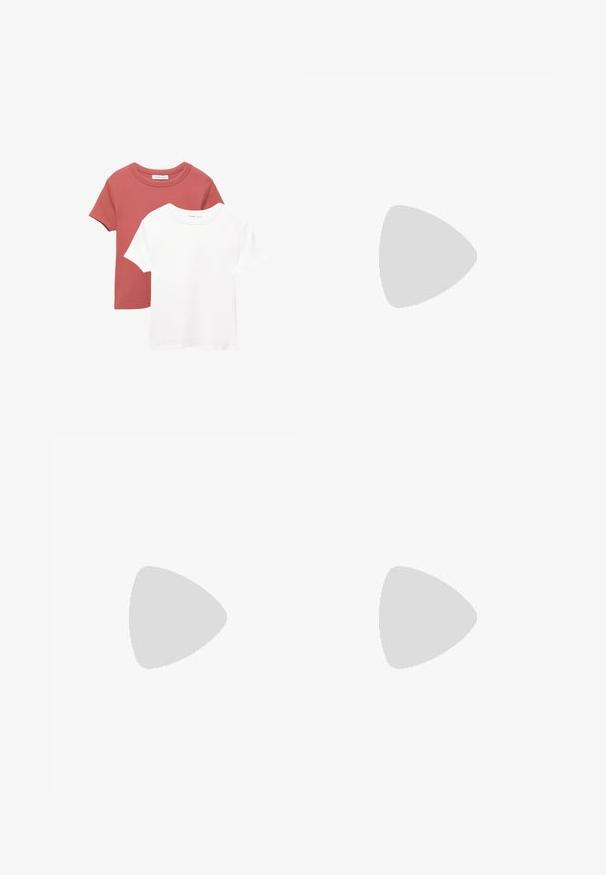 Twee T-shirts met korte mouwen; één in terracotta met een ronde hals, en één in het wit. Beide zijn gemaakt van een zachte katoen.; Beige, elastische broek met twee voorzakken, taps toelopende pijpen en een gladde textuur. Geschikt voor casual of ontspannen kleding.; Beige hoge sneakers met een ontwerp van suède en mesh, verstelbare klittenbandsluitingen en een dikke rubberen zool met een zigzagpatroon.; Groene gebreide draagtasje met een gestructureerd oppervlak, uitgerust met twee stevige handgrepen en een open ontwerp. Ideaal voor casual gebruik.; Twee gouden ringen zijn tentoongesteld, de ene dik en rond, de andere dun en plat. Beide hebben een gladde, glanzende oppervlakte met een gepolijste afwerking.