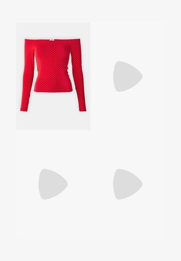 Rdeč zgornji del s spuščenimi rameni in dolgimi rokavi, izdelan iz rebraste tkanine, z belimi pikami in majhnim belim lokom kot poudarkom blizu dekolteja.; Rdeča krilna midi dolžina s pikami, narejena iz gladkega materiala, ki ima oprijet silhueto in hrbtni detajl z majhno belo pentljo v pasu.; Beli visoki platneni športni čevelj z črnim gumijastim podplatom, sprednjim gumijastim zaščitnikom za prste in šestimi luknjicami za vezalke, ki se ponaša s preprostim, minimalističnim dizajnom.; Rdeča usnjena torba z angularnim, geometrijskim dizajnom. Ima en samostoječ nastavljiv ročaj in pokrov, zaprt z zapiranjem, ki je okrašen s šivi.