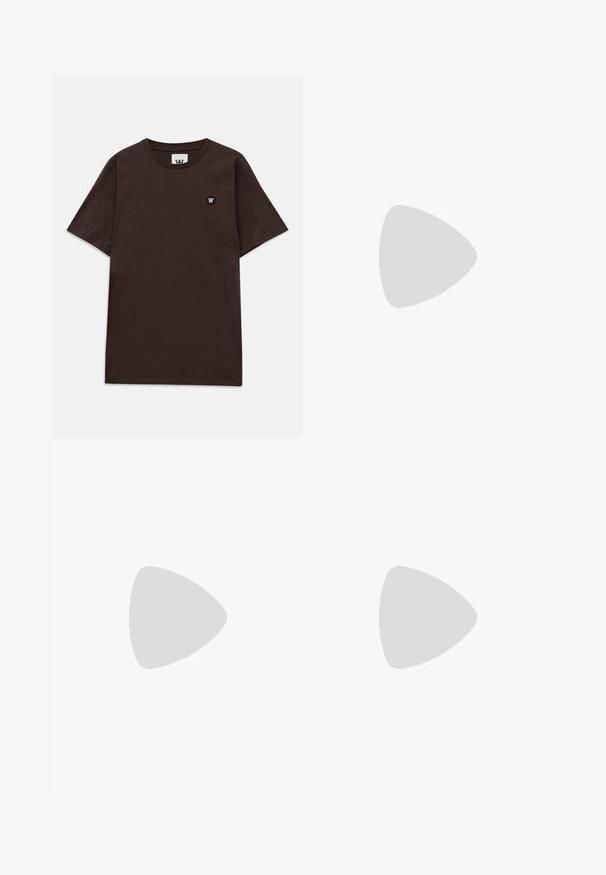 Dark brown short-sleeve t-shirt with a round neckline and a small black and white logo patch on the upper left chest.; Beige denim jeans with a straight-leg cut, featuring five pockets, contrasting stitching, and a button closure at the waistband.; Black leather loafers with a smooth texture, rounded toe, and a decorative strap across the vamp. Low stacked heel, minimalist design.; Taupe leather crossbody bag with a zippered front pocket, adjustable strap, pebble texture, and embossed logo on the front.