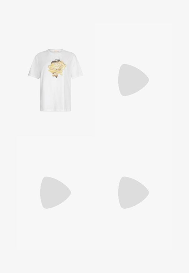 Witte t-shirt met korte mouwen, voorzien van een gouden en zwarte rozenafbeelding en het "LIU JO" logo boven het ontwerp. Gemaakt van katoen en met een klassieke pasvorm.; Lichtblauwe denim broek met wijde pijpen en plooien aan de voorkant. Voorzien van een ritssluiting en knoopsluiting, contrasterende stiksels en een klassiek ontwerp.; Zwarte lakleren hoge hakken sandalen met meerdere banden, enkelband, spitse neus en een goudkleurig hardwaredetail.; Zwarte pailletten mini handtas met een geknoopte textuurriem en zilveren ketting. Rondvormig met een geplooide bovenkant en reflecterende details.