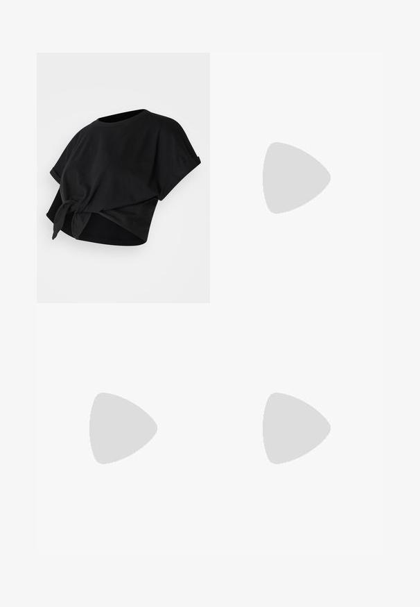 Zwarte cropped t-shirt van zacht materiaal met een ronde hals, korte opgerolde mouwen en een knoopdetail aan de voorkant.; Zwarte zwangerschapsleggings met een gladde, glanzende textuur. Het ontwerp met hoge taille past zich aan een groeiende buik aan. Rekbaar stof voor comfort en een goede pasvorm.; Zwarte leren sneaker met gouden accenten, witte zool en textuurdetails. Beschikt over een vetersluiting en logo-detail op de hiel.; Beige shoppers tas met platte handvatten, een gladde textuur en gouden accenten, gecombineerd met een bijpassende doorgestikte clutch met een kettingband.