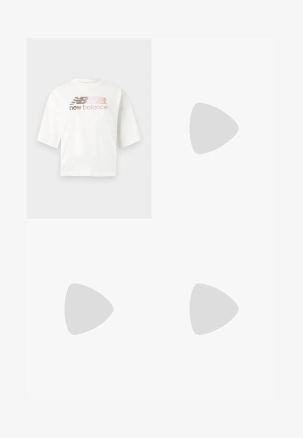 Vit t-shirt med korta ärmar i bomull, med en gradientlogotyp i rosa och grått och texten "new balance" under logotypen.; Breda byxor i mörkblått tyg med sidremsor i crème. Har ett högt midjeband och plisserade detaljer för ökad struktur.; Ett par vita sneakers med vinröda detaljer, texturerade paneler, platt svart sula och ljusa snören, bärs med vita ankelsockor.; Svart läderhandväska med en böjd form, avtagbar rem och guldiga detaljer. Väskan har ett lock med en spänndetalj.