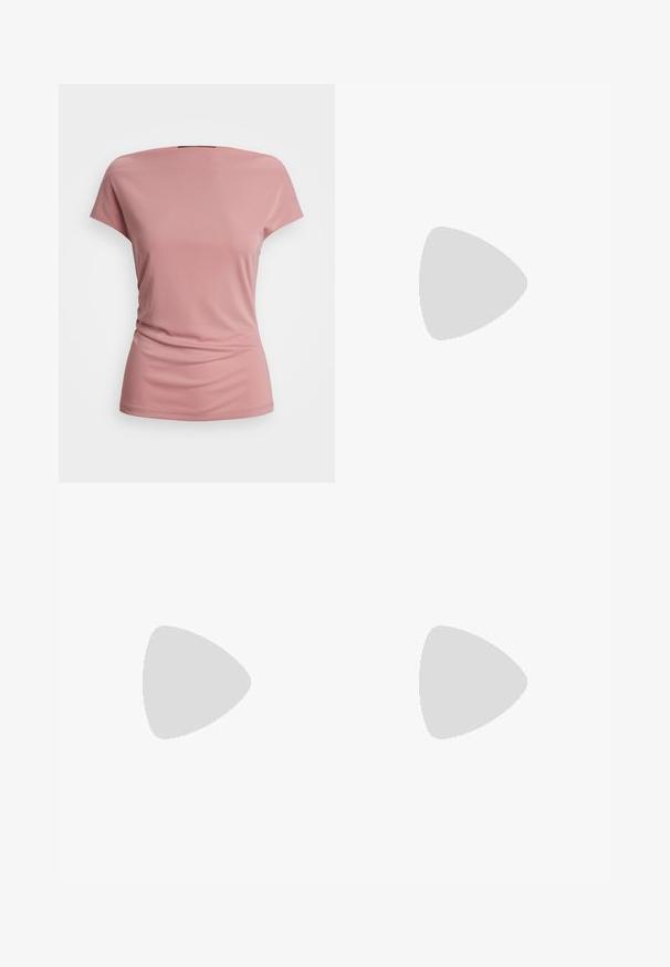 Kortärmad skjorta i mjuk rosa tyg, med avslappnad passform, rundad halsringning och r gathered textur på sidorna för extra detalj.; Fuzzy, off-white byxor med mjuk textur, raka ben och dekorativa silverknappar på frampocket.; Vit läder blockklack-sandalett med en ankelrem och spänne samt minimalistisk design. Öppen tå och släta ytor genomgående.; Vävd brun tygväska med ett öppet mönster, rektangulär form och två flätade handtag. Har en solid botten för stöd.