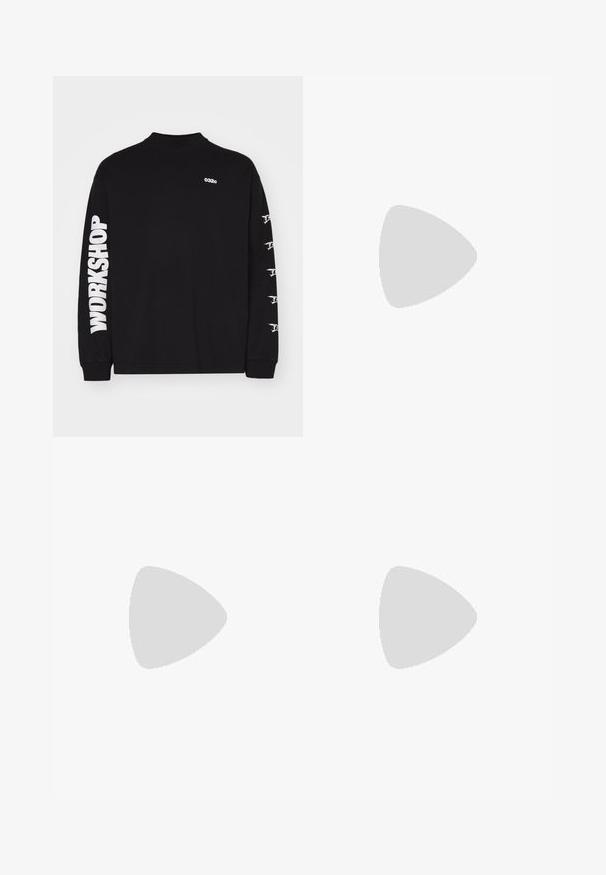 Crna majica dugih rukava od pamuka, s "032c" logotipom na prsima i "WORKSHOP" natpisom u podebljanoj bijeloj boji duž lijeve rukave.; Crne cargo hlače s ravnim krojem, napravljene od izdržljive tkanine, sa bočnim džepovima i aplikacijom logotipa na lijevoj strani.; Crno-bijela visoka tenisica s kožnim gornjim dijelom, perforiranim prstom, istaknutim swoosh logom i teksturiranom gumom potplatom.; Zlatna lančana ogrlica nošena preko kremaste pletene dukserice; mekana tekstura s visokim ovratnikom i suptilnim uzorkom na tkanini.
