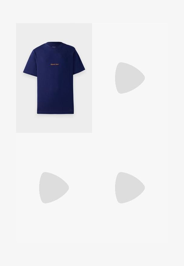 T-shirt de algodão azul-marinho com mangas curtas. Apresenta um pequeno logótipo bordado laranja no peito. Design clássico de gola redonda.; Calças curtas em caqui, feitas de tecido leve, com um cós elástico e fecho de botão. Apresentam um design de perna reta e bainha dobrada.; Tênis com uma mistura de materiais cinza, azul-marinho e creme, com uma textura suave, detalhes em design triangular e uma sola texturizada.; Mochila de tecido castanho com vários bolsos, alças resistentes e um pequeno logótipo vermelho. Apresenta uma superfície texturizada e forma retangular.