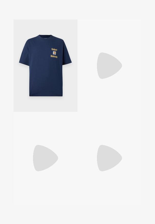 Mørk blå bomull t-skjorte med korte ermer, med gulltekst "Carhartt University" og et logo-patch på venstre bryst.; Olivengrønne cargo bukser lavet af slidstærkt stof, med knaplukning, flere sidelommer og elastiske manchetter ved anklerne.; Svarte lave sneakers med hvite snører og detaljer, kombinert med løse beige cargo-bukser, stående på blå teppe.; Svart crossover-veske med en glidelåslukking hovedrom, frontlomme, justerbar stropp og et synlig logo-patch på klaffen.