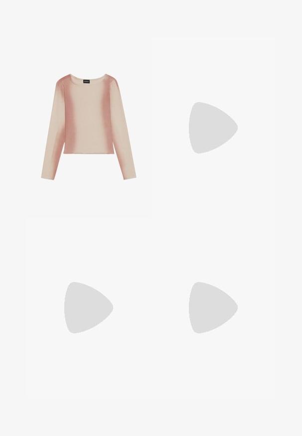 Dlhý rukáv top z mäkkej a elastickej tkaniny. Má gradient od svetlej béžovej po ružovú, s okrúhlym výstrihom a skráteným strihom.; Olive zelené nohavice širokého strihu s jemnou textúrou, elastickým pásom, nastaviteľnou šnúrkou a bez viditeľných vzorov alebo akcentov.; Čierne sieťované baletky s špicatou špičkou, dekoratívnym remienkom a jemným akcentom. Majú otvorený sieťový dizajn a plochú podrážku.; Svetlohnedá semišová kabelka cez rameno s veľkým otvorom a dlhými frnčami po oboch stranách, s hladkým textura a jedným uchom.