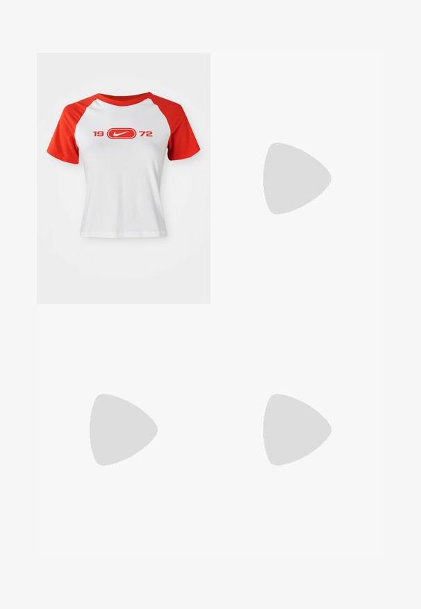 Nike T-shirt met een witte body en rode raglanmouwen. Heeft "1972" en een logo in het rood over de borst. Gemaakt van glad jersey-stof.; Bordeaux leggings met een hoge tailleband, gemaakt van een gladde, rekbare stof. Heeft een naadloos ontwerp zonder externe zakken.; Witte sportschoenen met een gestructureerde mesh bovenkant, leren accenten en een zichtbare luchtkusseneenheid in de zool. Voorzien van contrasterende veters.; Zwarte nylon schoudertas met verstelbare schouderriem, geplooide zijkanten, ritsluiting en logo-detail. Gladde textuur en minimalistisch ontwerp.