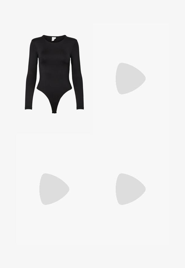 Body lungo nero in tessuto elasticizzato. Presenta un collo rotondo e un design con fondo a perizoma con bordi senza cuciture per il massimo comfort.; Pantaloni larghi beige in denim, con vita alta, tasche frontali e cuciture a contrasto. Il design include una chiusura con bottone.; Scarpe slingback in vernice nera con punta affusolata, tacco stretto e cinturino regolabile sul collo del piede. Texture liscia.; Occhiali da sole con una grande lente curva viola, accenti in metallo argentato e astine nere con logo. Dettagli testurizzati sulla montatura sono visibili.; Borsa a tracolla in ecopelle nera con texture a coccodrillo, apertura cinchata e tracolla arricciata. Si presenta con un design morbido e compatto.