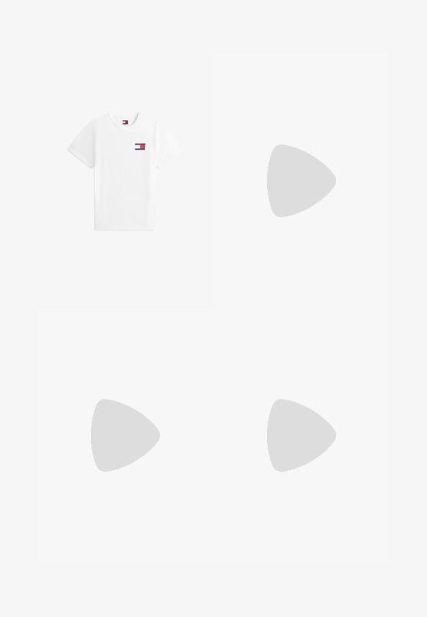 Bela bombažna majica s kratkimi rokavi in okroglim izrezom, ki ima na levem prsnem delu majhen logotip v rdeči, beli in modri barvi. Klasična kroja.; Sive hlače z teksturirano tkanino, zoženo obliko, elastičnim pasom in gumbom za zapiranje. Imajo naborke za dodaten detajl.; Lacoste teniske v temno sivi barvi z mrežasto in sintetično prevleko, s teksturiranim podplatom in rjavimi detajli na ovratniku ter blagovni znamki.; Calvin Klein ELECTRIC - Zapestnica - silver-coloured