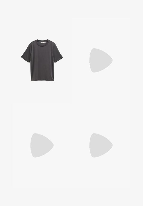 Tricou scurt gri închis, cu mâneci scurte și guler rotund, confecționat dintr-un material moale, având un croi drept și un design minimalist, fără modele sau accente.; Pantaloni capri cu dungi în gri deschis și alb. Încălzire cu nasture, patru buzunare și margini răsucite cu accente de nasture. Textură moale a materialului.; Tamaris Pantofi clasici cu toc - cognac; Genți negre cu o formă structurată, textură netedă și un închizător metalic. Asortată cu pantaloni negri largi și sandale cu vârf deschis pe un podea din lemn.