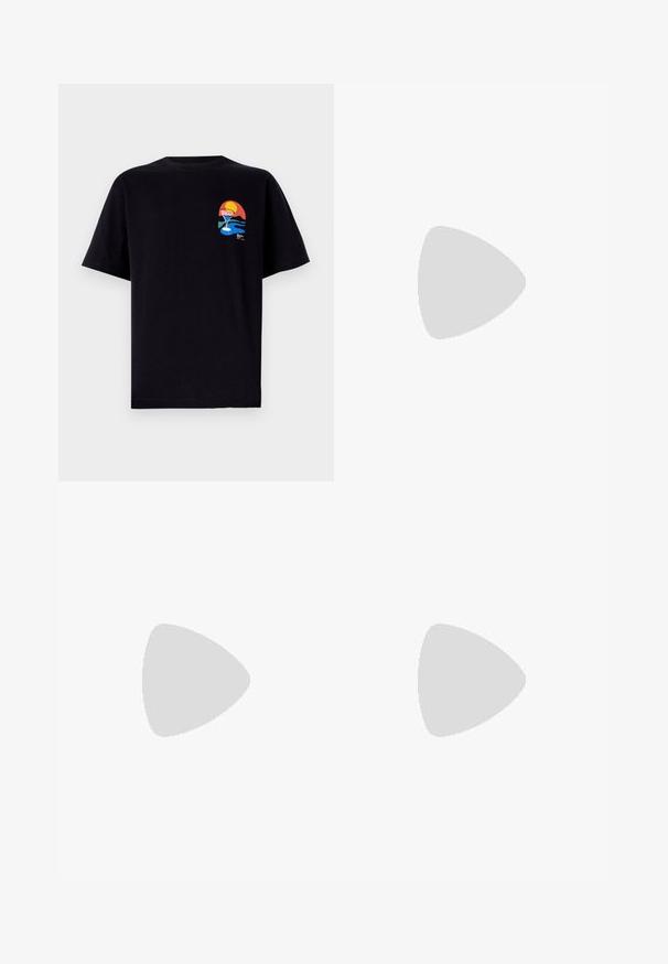 T-shirt nera in cotone con una grafica colorata di un bicchiere di cocktail accompagnato da un tramonto e delle onde. Maniche corte e vestibilità rilassata.; Shorts in denim azzurro chiaro con un classico design a cinque tasche, chiusura con bottone e gamba dritta, caratterizzati da una texture sbiadita e dettagli di cucitura.; Sneaker bianco con accenti neri e grigi, dotata di una punta grigia testurizzata, suola in gomma nera e lacci bianchi piatti. Design pulito, stile minimalista.; Foulard rosso in cotone, con motivi a paisley bianchi e a pois, dalla forma triangolare e con un'etichetta nell'angolo inferiore.