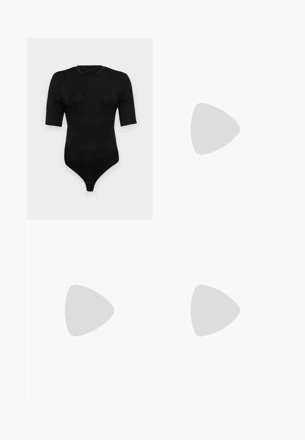 Fekete bodyszut  rövid ujjal, puha anyagból készült. Jellemzője egy kerek nyakkivágás és egy tanga alsó résszel ellátva, patentos záródással. Sima textúra.; Krém színű maxi szoknya fekete absztrakt mintával. Ráncolt derékrésszel, pliszírozott kialakítással és légies sziluettel rendelkezik.; Fekete bőr slingback cipő hegyes orral, dekoratív pántokkal, fém szemekkel és alacsony blokk sarkú. Texturált felület.; Fekete bőr kézitáska, struktúrált, téglalap alakú formával. Arany ovális kapoccsal és vékony vállpánttal rendelkezik. Sima textúrájú.