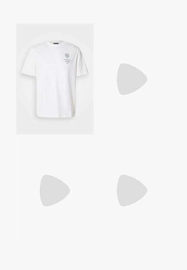 Camiseta de algodón blanca con cuello redondo, mangas cortas y un diseño impreso de logo y texto en la parte delantera en gris.; Chinos de algodón azul marino con corte ajustado; cuentan con una cintura estándar, bolsillos delanteros y un cierre de botón único. Textura suave.; Persona con zapatillas bajas de textura blanca y pantalones marrones holgados, de pie sobre un suelo de madera clara.; Reloj con correa de piel negra y caja de acero inoxidable plateada. La esfera negra presenta marcadores de horas blancos, agujas plateadas y tres subesferas.