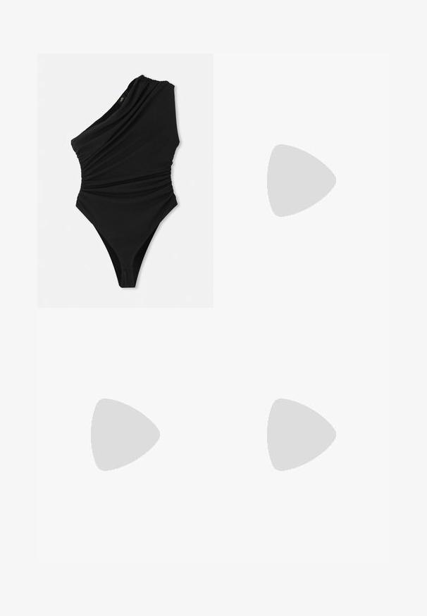 Costume da bagno nero monospalla con texture drappeggiata, gamba alta e dettagli arricciati laterali. Realizzato in materiale liscio ed elastico.; Pantaloni neri a vita alta con pieghe, caratterizzati da un design sartoriale e gambe dritte. Realizzati in un tessuto morbido, con dettagli minimi.; Sandali neri con tacco alto caratterizzati da molteplici cinghie sottili, design slingback e un accento in argento sul tacco. Materiale superiore liscio e tacco quadrato.; Maje MISS MINI - Borsa a tracolla - noir