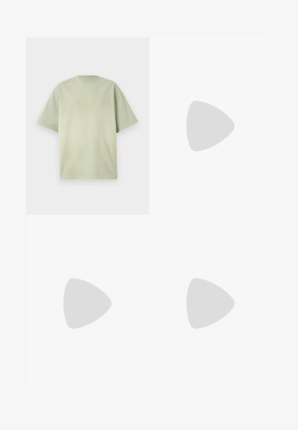 T-shirt en coton vert clair à manches courtes, col rond, avec un texte brodé en relief "Feng Chen Wang" sur le devant.; Jeans en denim de couleur bleu foncé avec une coupe droite, présentant un style à cinq poches, des coutures jaunes et une fermeture à bouton classique à la taille.; Baskets en cuir blanc avec une finition lisse, bout arrondi, lacets plats et semelle texturée. Présente un logo discret sur le talon.; Lunettes de soleil noires rondes avec verres sombres et branches en métal fines. Comprend des embouts transparents et des accents argentés au niveau de la charnière. Design minimaliste.