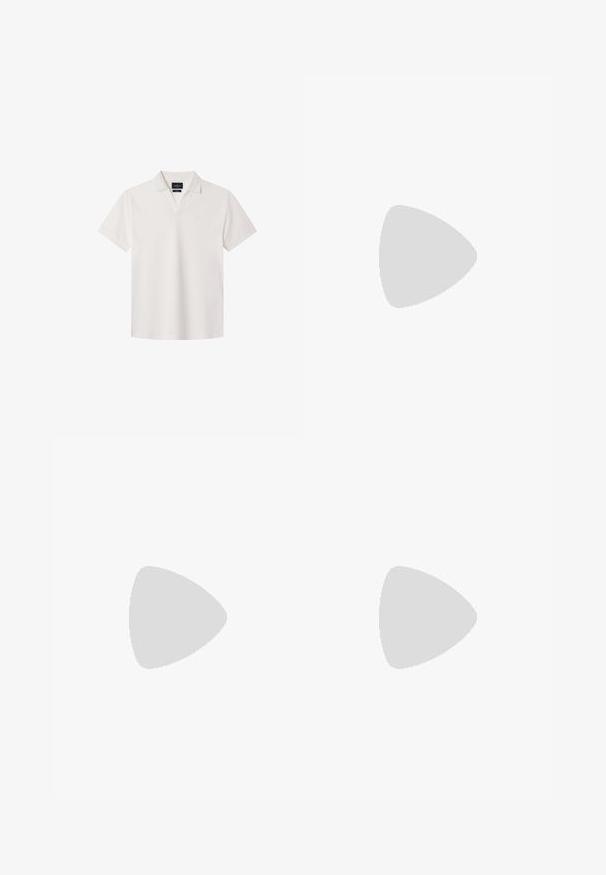 Koszulka polo z krótkim rękawem w kolorze off-white, z dekoltem w serek, wykonaną z miękkiej bawełny, z małym detalem logo na piersi.; Beżowe dopasowane spodnie wykonane z gładkiego materiału. Slim fit z płaskim przodem i bocznymi kieszeniami. Minimalistyczny styl bez zdobień.; Brązowe zamszowe mokasyny wsuwane o gładkiej fakturze i przeszyciach; mają gumową podeszwę zapewniającą przyczepność.; Tommy Hilfiger - Bransoletka