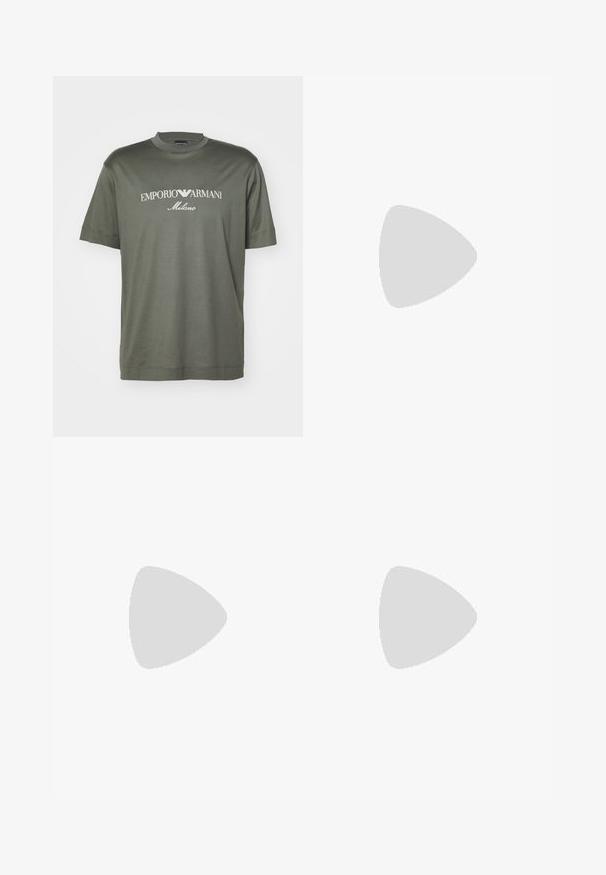 Mørkegrønn bomulls t-skjorte med rund hals, med en hvit logo som leser "EMPORIO ARMANI Milano" over brystet. Korte ermer.; Mørkeblå shorts laget av lett stoff, med knappelukk, sidelommer og et enkelt design med folder foran.; Sorte vevde slip-on sko med en glatt lærdetalj på overdelen, design med rund tå og en lavprofil gummisåle.; Svart lær clutch med teksturert overflate, frontlomme med glidelås og avtakbar håndleddsreim. Har en logo-patch på fronten. rektangulær form.