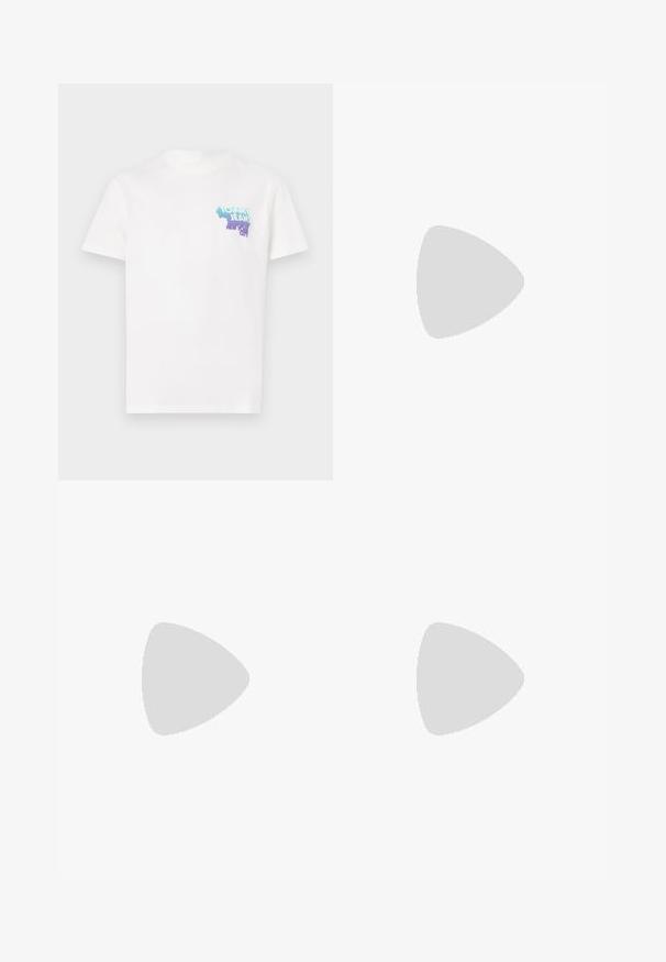 Vit bomulls t-shirt med en flerfärgad grafisk logotyp på vänster bröst, rundad halsringning och korta ärmar.; Vita byxor i slät tyg, med rak benmodell, framfickor och en enda knappstängning vid midjan.; Vit sneaker med bruna mockadetaljer, med en texturerad yta, rund tå, tjock sula och traditionell snörning.; Klart plastsolglasögon med rektangulära bruna linser, med tunna, genomskinliga bågar och metallaccenter på stängerna.