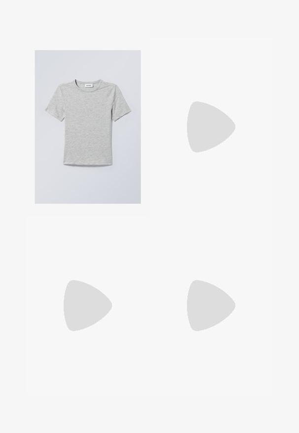 Lys grå kortærmet t-shirt lavet af blødt stof. Har en rund halsudskæring og enkle, rene linjer uden mønstre eller dekorationer.; Stribede shorts i lys beige og mørk grå, med en tekstureret vævning og en tætsiddende design. Kantet i kanten med matchende stof.; Friends Like These Sandaler m/ tåsplit - snake print; Lyseblå håndtaske med en struktureret form, glat lædermateriale, to hanke og et trekantet brandlogo på fronten. Lynlås lukning.