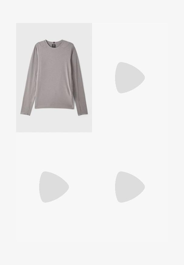 Graues Langarmshirt mit rundem Halsausschnitt, seitlichen Schlitzen und glattem, elastischem Stoff. Minimalistisches Design ohne Muster oder Verzierungen.; On PERFORMANCE AOP - Kurze Sporthose - cinder; Weißer Sportschuh mit einem strukturierten Mesh-Obermaterial, reflektierenden Akzenten und einer gepolsterten Sohle. Verfügt über elastische Schnürsenkel und graue Details.; Sportsonnenbrille mit schwarzem Rahmen, grauen Gläsern, aerodynamischem Design und kantiger Form; verfügt über betonte Bügel und Nasenbrücke.