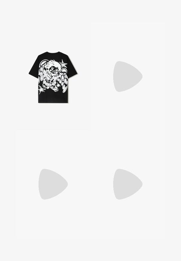 Tricou din bumbac negru, cu un design mare de înger în stil graffiti alb pe spate, având aripi detaliate și accente de stele.; Pantaloni din in negru cu o croială ajustată, având un singur buton frontal, pliuri și picioare drepte. Textură netedă cu un finisaj ușor.; Adidași negri cu o parte superioară din piele netedă, accente texturate și șireturi rotunde negre și albe. Talpă groasă din cauciuc cu un profil texturat.; Colier din metal argintiu cu un lanț gros, cu link-uri interconectate, textură lustruită și un mic închizător cu detaliu de branding.