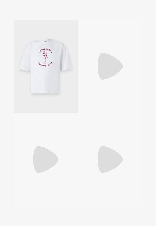 T-shirt bianca in cotone con una stampa grafica rossa di una coppia e il testo "Fiorucci 1967 dreaming of you" disposto in modo circolare.; Jeans in denim beige chiaro con gambe dritte, cinque tasche e accessori neri a contrasto. Dettagli cuciti lungo le cuciture, design minimalista.; Infradito bianchi con una soletta testurizzata, strap sottile e una linea di accento multicolore sulla suola. Presenta il logo sulla fascia.; Ray-Ban RB2140F WAYFARER - Occhiali da sole - black green; Tre bandane: una gialla con motivi neri, una bianca con disegni neri e una nera con grafiche bianche. Tutte sono quadrate e in tessuto leggero.