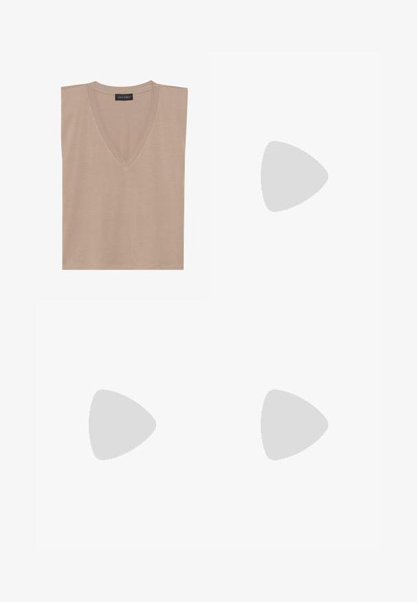 Beige mouwloze V-hals top met een zwart label met de tekst "ANNA FIELD" op de kraag, plat gelegd op een witte achtergrond.; Lichtbeige, zachte, fleecebroek met een elastische tailleband en zijzakken, gecombineerd met witte sneakers voor een casual look.; Witte hoge hakken sandaal met een chunky hak, met een bandjesontwerp en enkelband. Gladde textuur met een plateau voor extra hoogte.; Bruine leren schoudertas met een gebogen vorm, gouden hardware en een gespaccent. Bevat een afneembare schouderriem.