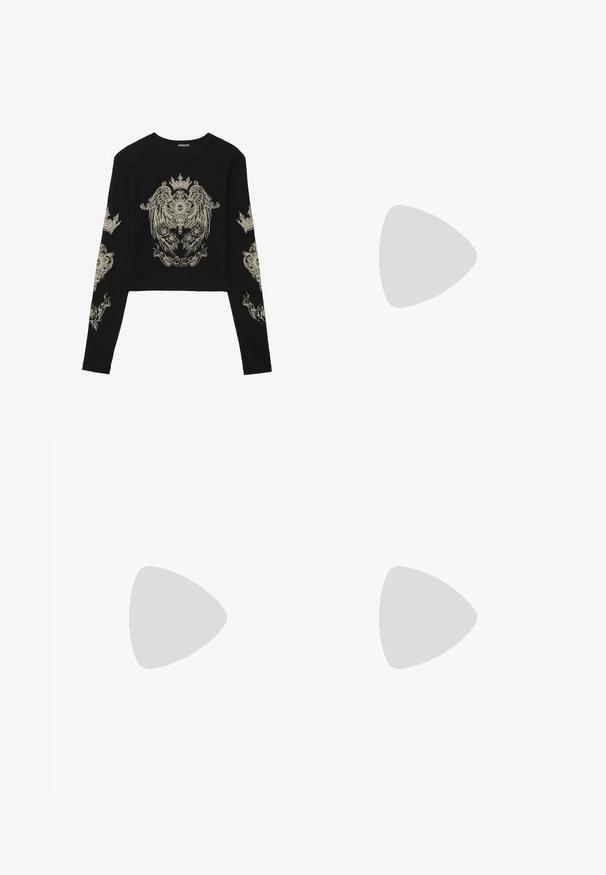 Musta pitkähihaisella crop topilla, jossa on ribattekstuuri. Esiintyy monimutkaisia kultaisia graafisia kuvioita kruunuista ja ruusuista edessä ja hihoissa.; Mustat poimutetut hameet, jotka on valmistettu kevyestä, teksturoidusta kankaasta. A-linja muoto, joka ulottuu keskimittaisesti vasikkaan ja sivuvetoketjulla. Ei näkyviä kuvioita.; Mustat nahkasaappaat cowboy-tyyliin, joissa on terävät varpaat, viistot korot ja hopeiset brodeeratut kukkakuviot varressa. Eroava ompelu koko saappaassa.; Musta nahkainen käsilaukku, jossa on kaareva muotoilu, hopeiset niitit, solki ja kaksi sivutaskua. Säädettävä olkahihna erilaisiin kantovaihtoehtoihin.