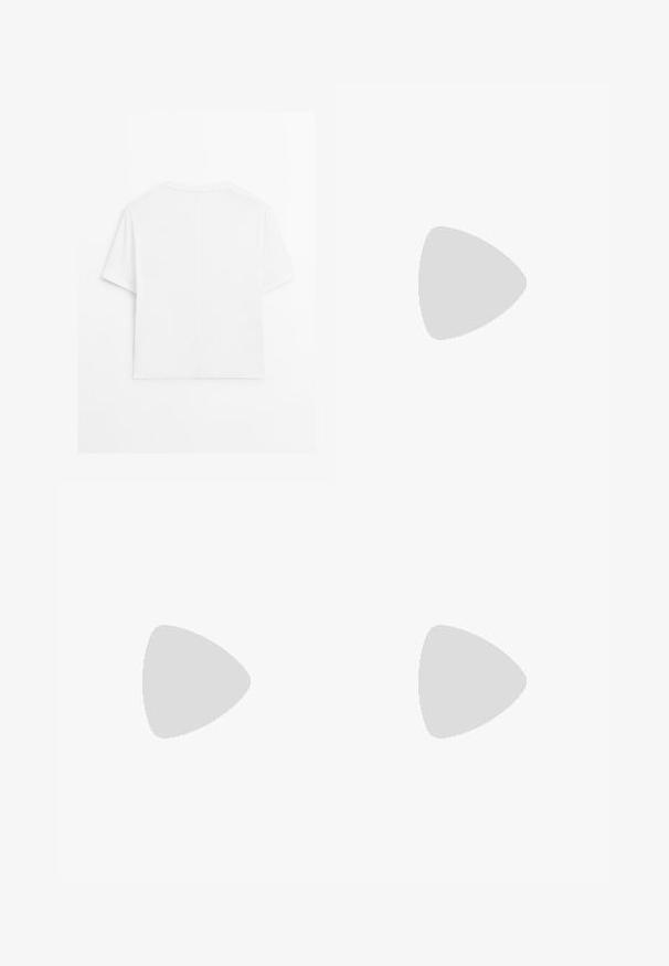 T-shirt blanc à manches courtes et col rond, avec une couture centrale qui descend verticalement le long du dos, présenté sur fond blanc.; Jupe maxi noire avec une texture lisse, dotée d'une fermeture sur le côté avec trois accents en boucle pour un détail supplémentaire. Design longueur sol.; Mules noires à talons avec un large bout ouvert et un dessus incurvé. Fabriqués en tissu texturé, avec un talon mince et une semelle lisse.; Sac à main de style hobo en tissu bleu marine avec un motif en losange, comprenant une plaque logo et une bandoulière lisse. Surface texturée.