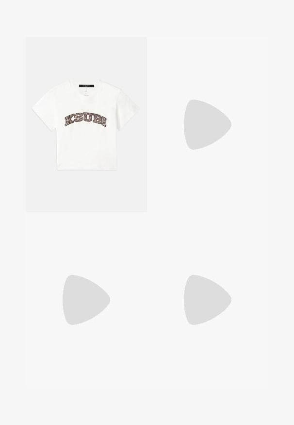 Fehér, cropped szabású pamut póló, barna kamuflázs mintával, a "KSUBI" logóval a mellkasán. Rövid ujjú, kerek nyakú.; Fekete, bő szárú farmernadrág, tartós anyagból készült. Elülső gombos záródással, övhurkokkal és két elülső zsebbe rendelkezik. Simább, egységes textúrájú.; Fekete bőrcipők lekerekített orral, vastag talpal és díszes fűződíszítéssel. Sima felület és kontrasztos varrások láthatók.; Zöld szív alakú kézitáska sárga és kék bolygó emblémával, rövid fogantyúval és ezüst láncszíjjal, fehér háttéren.