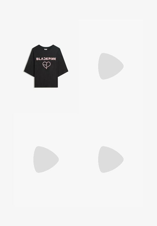 Schwarzes T-Shirt mit kurzen Ärmeln aus Baumwolle. Auf der Vorderseite mit "BLACKPINK" in fetten rosa Buchstaben und einem rosa Herz-Design.; Weiße Schlaghosen mit schwarzen Polka-Dots. Rippstruktur, elastischer Bund und lockere Passform an den Beinen. Gerader Schnitt am Saum.; Sneaker mit Obermaterial aus cremefarbenem Leder, hellblauen Streifen und pfirsichfarbenen Akzenten. Verfügt über eine strukturierte braune Gummisohle und ein minimalistisches Design.; Beige Lederhandtasche mit einer einzigartigen Form, die zwei kurze Henkel und einen langen verstellbaren Riemen aufweist. Glatte Textur mit minimalen Hardware-Elementen.