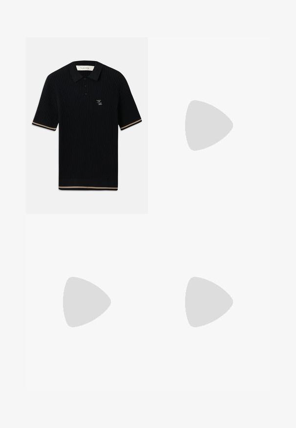 Juodas trumpomis rankovėmis juostuotas polo marškinėliai su apykakle, trimis mygtukais, smėlio spalvos apdaila ant rankovių ir atraižų, bei FP siuvinėtų logotipu kairėje krūtinėje.; Šviesiai mėlynos džinsinės šortai tiesiu kirpimu, turintys penkias kišenes ir kontrastingas siūles. Apatinėje dalyje su neapdirbtu kraštu. Išankstinio plovimo tekstūra.; Juodas odinis loaferis su blizgiu paviršiumi, apvaliu pirštu, subtiliais siūlių detalėmis ir storu guminio pado, užtikrinančio ilgaamžiškumą.; Juodas maišelis su tekstūruota medžiaga, su raudona emblema su logotipu, užtrauktuku uždarymas ir pilka juosta su įspauduoto prekės ženklo pavadinimu.