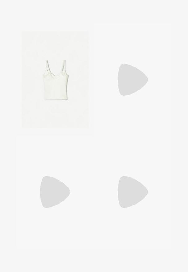 Bershka Top - white; Bele bombažne kratke hlače z elastiko v pasu, nastavljivim vrvico in stranskimi žepi. Mehka tekstura in preprost dizajn z ohlapnim krojem.; Bela sandala s peto z vrvicami, ki vključuje varen trak okoli gležnja in nizko, prozorno blok peto. Gladka tekstura s kvadratnim prstom.; Črne mačje očala z bleščečo obdelavo, v kombinaciji z sivo srajco s teksturo in ovratnikom. Vidne so velike obročne uhane.