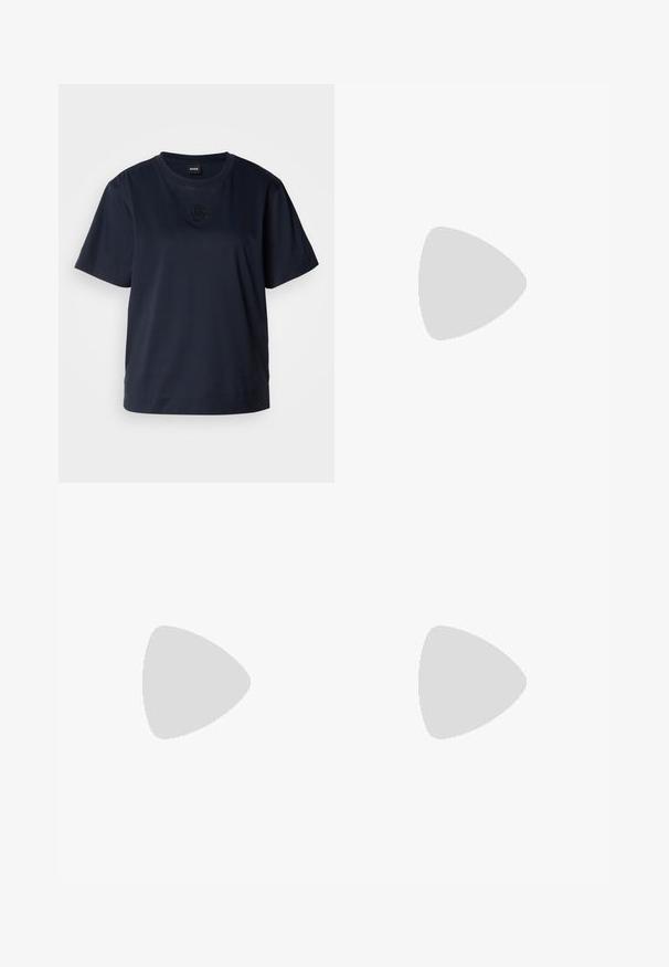 Marineblauw T-shirt met korte mouwen van zachte katoen. Heeft een ronde halslijn en een subtiele geborduurde logo op de borst.; Witte, wijde broek van lichtgewicht stof. Elastische tailleband en zonder versiering. Rechte snit tot aan de enkel.; Puntaal geschoen met slingback in off-white leer, met een lage hak en uitsnedeontwerp, voorzien van een gladde textuur en minimale accenten.; Crème-kleurige handtas met een gestructureerde afwerking, gebogen vorm, korte handgreep en een goudkleurige logo-applicatie. Ritsafsluiting aan de bovenkant.