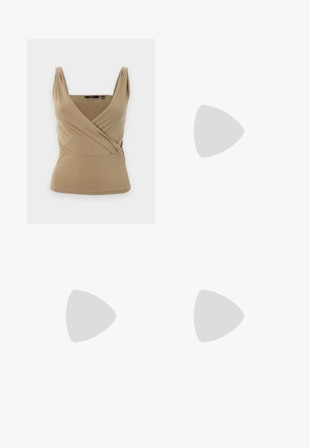 Beige ärmelloses Top mit tiefem V-Ausschnitt und Wickeldesign. Hergestellt aus glattem Stoff mit dezenten Falten an den Schultern und taillierter Passform.; Burgunderfarbene Satinstiftunde mit glatter Textur, tailliertem Bund und fließendem Saum, der über einen seitlichen Schlitz für Bewegungsfreiheit verfügt.; Schwarzer Lackleder-High-Heel-Schuh mit spitzem Zehenbereich, Knöchelriemen und strukturiertem Krokodil-Muster. Design mit quadratischem Blockabsatz.; Schwarze Lederhandtasche mit geschwungener Form, abnehmbarem Tragegurt und goldenen Beschlägen. Die Tasche verfügt über einen Deckel mit einer Schnallen-Details.