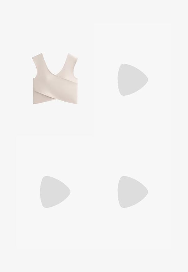 Mjuk, beige bralette med V-ringning, breda remmar och en inslagningdesign. Tillverkad av stretchigt material med släta, minimala sömmar.; Beiga shorts med en hög, strukturerad midja. Tillverkade av ett mjukt, lätt tyg. Har en ren och enkel design utan mönster eller dekorationer.; Bruna mocka vandringskängor med fuskpälskrage, nätfoder, svarta snören och metallöglor. Tjock gummisula med mönster för grepp.; Gröna glasögon med en smal, rektangulär båge och mörka linser; texturerade grå skalmar med varumärke. Slät hud och en svart skjorta.; Hobo-väska i mjuk beige mocka med en avslappnad form, bred axelrem och handsydd sömdetalj längs framsidan.