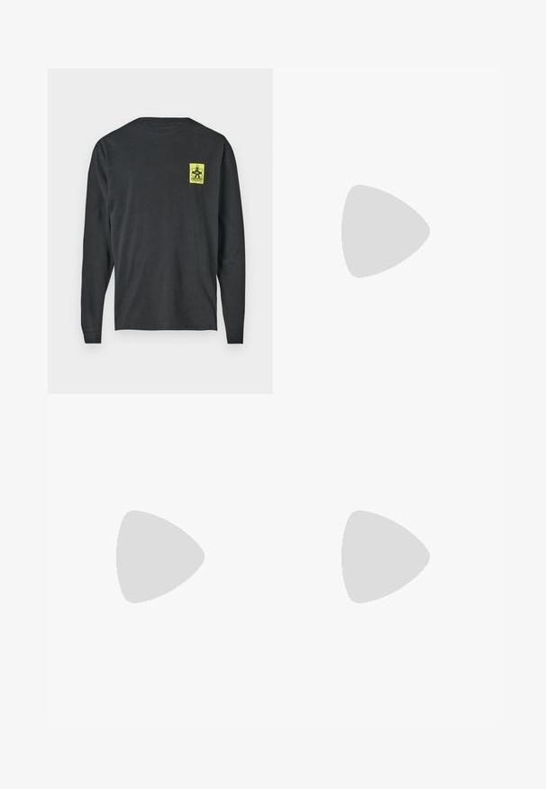 T-shirt noir à manches longues en coton avec un col rond. Présente un petit imprimé graphique jaune vif sur la zone gauche de la poitrine.; Pantalons en denim noir à jambes droites, avec des coutures orange contrastantes, cinq poches et une fermeture à bouton. Dotés d'une petite étiquette de marque bleue.; Baskets Nike Air Max 90 en beige et noir, présentant des matériaux en maille et en cuir, un amorti visible et des lacets noirs.; Deux paires de lunettes de soleil : l'une avec des verres gris foncé et des montures noires angulaires, et l'autre avec des verres violets clairs et des montures noires élégantes.