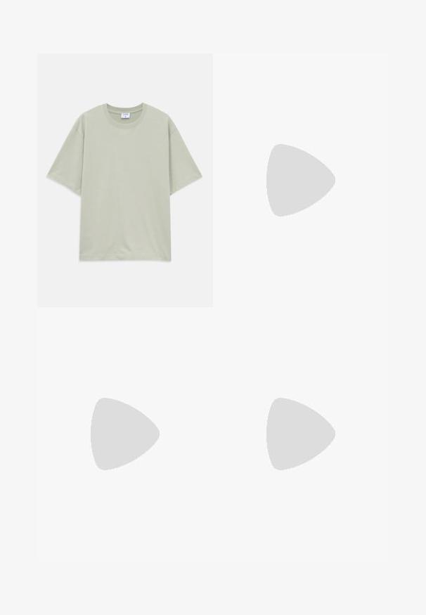 Lyst grøn løs pasform kortærmet bomulds T-shirt med rund halsudskæring, lagt fladt på hvid baggrund.; Lettere shorts lavet af vævet stof, med et grå og hvidt geometrisk mønster, elastisk talje med snøre og løs pasform.; Hvide sneakers med ruskindsdetaljer, rund tå, flade snørebånd og en cremet gummisål. Har grøn branding på hælen.; Sort glat læder tote taske med to skulderremme, rektangulær form og subtil syning på en hvid baggrund.