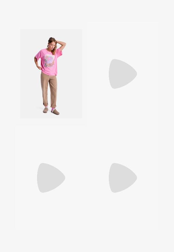 T-shirt corta rosa con stampa grafica, abbinata a pantaloni beige, calze rosa chiaro e pantofole grigie. Vestibilità rilassata e materiale in cotone.; Jeans ampi di colore azzurro chiaro in denim, caratterizzati da una vita alta, dettagli sbiaditi, chiusura con bottone e orlo grezzo nella parte inferiore.; Sneakers in suede rosa con strisce verdi, dettagli bianchi e suola in gomma marrone. Presentano un tessuto testurizzato e un logo sulla parte laterale.; Occhiali da sole con montatura in metallo dorato e lenti rettangolari di colore arancione. Braccia distintive sottili e accenti testurizzati sottili vicino agli snodi.