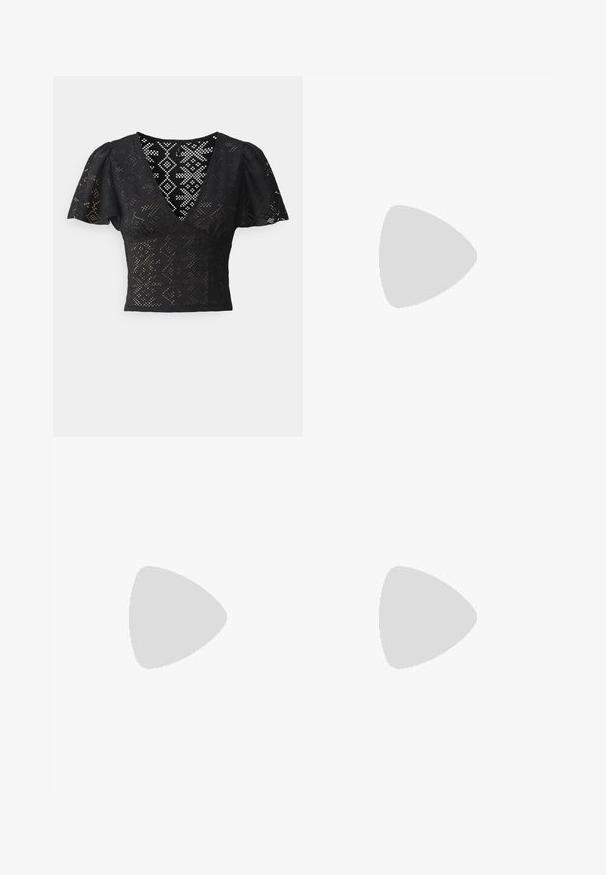 Top nero a maniche corte con scollatura a V profonda e delicate fantasie traforate. Presenta una silhouette aderente e un tessuto testurizzato.; Gonna a fiori con vita arricciata, strati arricciati e uno sfondo bianco caratterizzato da fiori verdi, rossi e blu.; Sandalo piatto beige con una sola fascia larga, cinturino alla caviglia con fibbia e dettaglio decorativo a catena. Texture liscia simile alla pelle e suola piatta.; Borsa a tracolla nera in pelle con una forma curva, manico rimovibile e accessori dorati. La borsa presenta una patta con un dettaglio a fibbia.