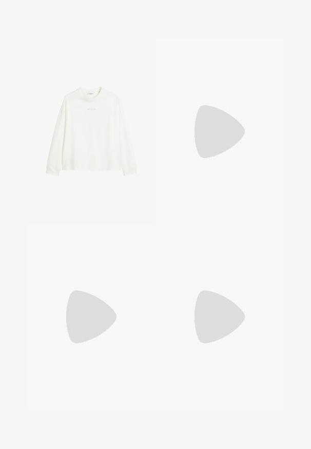 Vit långärmad skjorta i bomull, med rund halsringning och minimal textlogotyp i mitten. Mjuk textur med avslappnad passform.; Mörkgrå denimjeans med avslappnad passform, som har fem fickor, knappstängning och subtila blekningar framtill och baktill.; Svarta sneakers i mocka med vita ränder och detaljer, rundad tå, yttersula i gummiblandning, kombinerade med vita ribbade crew-strumpor.; Brun texturerad läder crossbody-väska med guldkedja och klaffstängning. Framsidan har logotypdetalj och en ficka under klaffen.